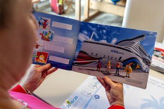Vogtländer sind zu Weihnachten eher Reisemuffel: Warum Seereisen über die Feiertage trotzdem beliebt sind - Das Aida Schiff wird im Reisebüro Unger oft nachgefragt. Weihnachten oder Silvester auf Hoher See ist für viele eine echte Alternative zur heimischen Stube.