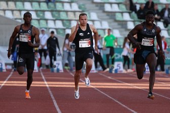 Vogtländer sprengt die eigene Erwartung und läuft beim DSC Meeting trotz knallharter Konkurrenz ins Finale - Yannick Schmalfuß (Mitte) aus Lengenfeld schaffte es beim DSC Meeting bis in den Endlauf. Dort wurde er Fünfter. Rechts neben ihm Sieger James Adebola.