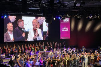 Vogtländer Stefan Fraas bekommt in Zwickau einen Oscar überreicht. - GMD Stefan Fraas bekam bei der 18. Filmharmonic Night von Matthias Krauß eine Oscar-Figur überreicht.