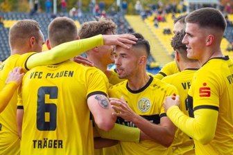 Vogtländer stürmen an die Tabellenspitze - Ondrej Nyber (Mitte) wird von seinen Teamkollegen nach seinem Treffer zum 1:0 gefeiert. Am Ende siegte der VFC Plauen 6:0 gegen Arnstadt. Vor 618 Zuschauern erklommen die Plauener damit den ersten Platz in der Fußball-Oberliga. 