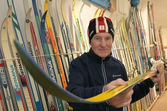 Vogtländer verrät über Exponat in Erzgebirge-Museum: „Auf diesem Ski ist meine ganze Familie gefahren“ - Hartmut Schmalfuß mit seinem gelben Langlaufski aus den 1970er Jahren. Diese und noch um Jahrzehnte ältere Norweger-Ski hat der Rodewischer der Skitruhe überlassen.