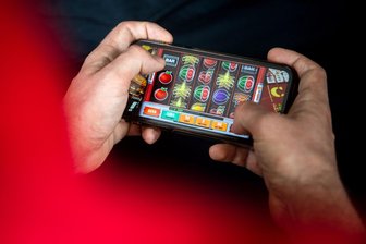 Vogtländer verzockt bei Online-Glücksspiel mehr als 37.000 Euro - Online-Glücksspiel auf einem Smartphone: Vogtländer verzockt innerhalb weniger Monate über 37.000 Euro.
