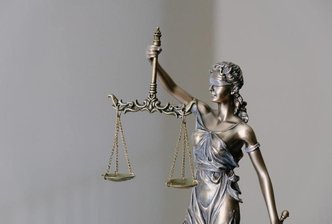 Vogtländer wegen Missbrauchs von Adoptivtochter zu Haftstrafe verurteilt - Am Amtsgericht Auerbach wurde ein Mann zu einer mehrjährigen Haftstrafe verurteilt. Er wurde schuldig gesprochen, seine Adoptivtochter mehrfach sexuell missbraucht zu haben.
