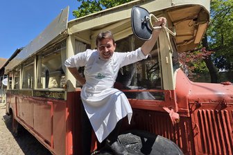 Vogtländer will in einem französischen Oldtimerbus virtuelle Reisen anbieten - Silvio Kuhnert an seinem französischen Oldtimer-Bus. Der Bus soll zu einem Event-Bus für digitale Reisen umgebaut werden.