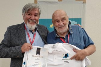 Vogtländer wird Ehrenmitglied bei europäischen Wanderern - Rolf Ebert (rechts) aus Schönlind ist neues Ehrenmitglied der Europäischen Wandervereinigung. Die Auszeichnung übergab der scheidende Präsident Boris Micic.