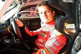 Vogtländer wird Sportler des Jahres - Der Großfriesener Niels Tröger wurde für seine Leistungen als Kartfahrer zu Sachsens Motorsportler des Jahres gewählt. In der kommenden Rennsaison wird es etwas größer. Hier sieht man ihn bei seiner ersten Testfahrt im BMW M4 GT4