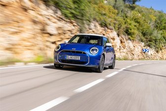 Vogtländerin betroffen: Unbekannte schütten klebrige Flüssigkeit von der Autobahnbrücke auf ihren Mini Cooper - Eine Fahrt in ihrem Mini Cooper ging für eine Vogtländerin jetzt nochmal glimpflich ab.