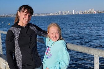 Vogtländerin in die USA ausgewandert: So erlebt sie die Präsidentschaftswahlen - Kathi Stock mit Enkelin Mia in San Diego/Kalifornien. Seit 2002 lebt die Falkensteinerin in den USA (Texas) und ist als Dolmetscherin für Justiz und Außenministerium tätig, privat engagiert sie sich für Tiere und soziale Belange.