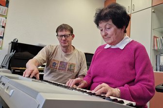 Vogtländerin ist mit 80 noch Musikschülerin: „Es ist nie zu spät, ein Instrument zu erlernen“ - Helga Schlesiger (80) ist die älteste Schülerin an der Musikschule Rodewisch. Seit 19 Jahren erhält sie bei Thomas Panse Keyboard-Unterricht.