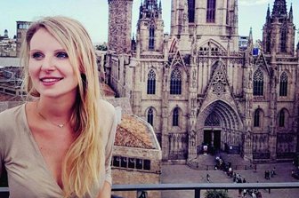 Vogtländerin lebt als Chefin eines Erotik-Museums ihren Traum - Sarah Rippert vor der Kathedrale in der Altstadt von Barcelona. Seit zwölf Jahren lebt sie in der Stadt.