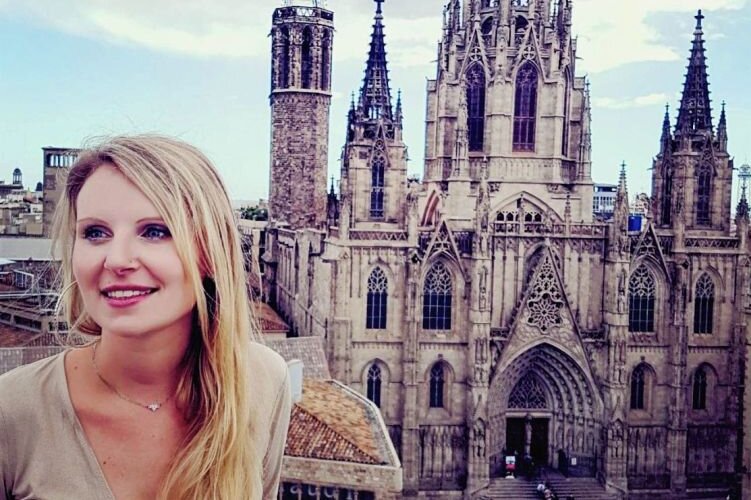 Vogtländerin lebt ihren Barcelona-Traum - Sarah Rippert vor der Kathedrale in der Altstadt von Barcelona. Seit zwölf Jahren lebt sie in der Stadt. 