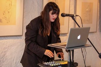 Vogtländerin legt Elektro-Musik im Erich-Ohser-Haus auf - Umgeben von den Ohsers Zeichnungen präsentiert Gulnara Petzold am Freitag ihre eigenen musikalischen Kompositionen.