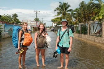 Vogtländerin nach Pause in der Heimat wieder auf Weltreise - Carolin Schmidt (links), im Bild mit zwei Reisebekanntschaften aus Spanien und Australien, reiste lediglich mit einem zwölf Kilogramm schweren Rucksack für ein halbes Jahr über den nord- und südamerikanischen Kontinent.
