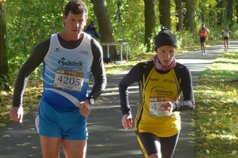 Vogtländerin schreibt Gehsport-Geschichte in Zittau, eine andere beseitigt einen Fluch - Wie ein Uhrwerk: Bianca Schenker (rechts) vom LAV Reichenbach hat in Zittau die derzeit größte Gehsport-Veranstaltung in Deutschland, den Geher-Marathon, über 42,195 km als Siebente in 4:25:18 Stunden bewältigt.