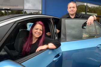 Vogtländerin spielt und holt Hauptgewinn: „Ich wollte eigentlich nur einen Einkaufsgutschein“ - Erstes Probesitzen für Susann Blank in ihrem Hauptgewinn. Ehemann Tobias Schürer wird das E-Auto von VW indes hauptsächlich fahren.