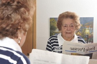 Vogtländerin spricht fließend rückwärts: Inge Hendels besondere Gabe - Inge Hendel (89) aus Eichigt beherrscht die Rückwärtssprache. Spiegelschrift ist zwar nicht das Gleiche, vermittelt aber zumindest einen kleinen Eindruck, wie das Rückwärtssprechen aussieht.