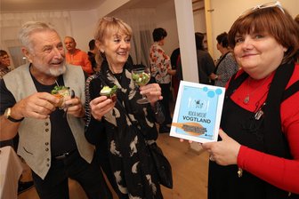 Vogtländerin stellt humoriges Kochbuch mit neu interpretierten Küchen-Klassikern aus der Region vor - Die Syrauer Jörg Trommer und Margitta Sehring kommen am Büfett mit Autorin Petra Steps (rechts) ins Gespräch.