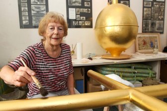 Vogtländerin verhilft Chemnitzer Kirchturmspitze zu neuem Glanz - Glänzendes Gold: Die Plauener Restauratorin Sonnhild Müller hat ihren Auftrag für die Chemnitzer Jakobikirche jetzt fertiggestellt.