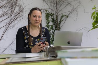 Vogtländerin vermittelt Wissen über heimische Pflanzen jetzt online: Was Brennnessel und Co. alles können - Kräuterpädagogin Maria Birkner vermittelt ihr Wissen über die heimischen Wildkräuter seit Kurzem in Onlinekursen.