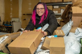 Vogtländerin zu Kritik an Secret-Packs-Automaten: „Man kann nicht alle über einen Kamm scheren“ - Für ihre Automaten prüft Stefanie Schink jedes Retouren-Paket vorab.