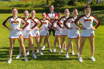 Vogtländerinnen bei der Cheerleading Weltmeisterschaft: So hat das deutsche Team abgeschnitten - Die acht vogtländischen Cheerleaderinnen und Trainer Jan Schneider (Mitte) bei der ICU Worlds 2024 in Orlando, USA.
