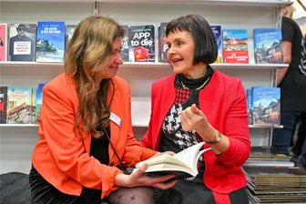 Vogtländische Aussteller machen sich rar auf der Buchmesse - Lektorin Claudia Senghaas (links) im Gespräch mit der Rodewischer Krimiautorin Maren Schwarz.