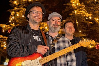 Vogtländische Band bittet zum Weihnachtstanz nach Neuensalz - Frontmann, Sänger und Gitarrist Sebastian Gruschwitz, Bassist Danny Szendrei, Schlagzeuger Toni Wolf (von links) und Sängerin Anne-Marie Hein (fehlt auf dem Foto) sind The Wheelers. Zu erleben am ersten Weihnachtsfeiertag in der Kapelle Neuensalz. 
