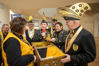 Vogtländische Carnevalisten kommen mit asiatischem Glücksbringer ins Plauener Rathaus - Die vogtländischen Carnevalisten haben am Mittwoch im Plauener Rathaus Baubürgermeisterin Kerstin Wolf die Stadtkasse und den Rathausschlüssel übergeben.