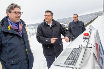 Vogtländische Ex-Deponie liefert jetzt Strom: Warum die Energiepreise hoch bleiben - Start der neuen PV-Anlage in Zobes mit Reginald Fuchs (Mitnetz), Landrat Thomas Hennig und Ra Lux-Chef Marco Fietz (von rechts). 