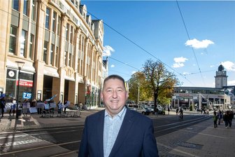 Vogtländische FDP nominiert ihre Direktkandidaten für die sächsische Landtagswahl 2024 - Sven Gerbeth, der stellvertretende Vorsitzende des FDP-Kreisverbandes, bereitet den FDP-Kreisparteitag in Plauen mit vor.