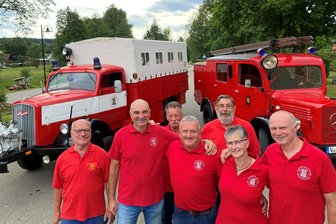 Vogtländische Feuerwehr startet bei Weltmeisterschaft für Feuerwehr-Oldtimer am Großglockner - Gruppenfoto vor der Abfahrt zum Abenteuer Großglockner. Mit acht Männern, zwei Frauen und den zwei Feuerwehr-Oldies geht der Traditionsverein die Premiere bei der WM für Feuerwehr-Oldtimer an. Angeführt wird die Nationalmannschaft aus dem Bratwurschtgrund von Frank Gruschwitz (Mitte), zweiter von links Vereinschef Torsten Hofmann.