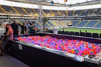 Vogtländische Firma baut die größten mobilen Bällebäder - Schnappschuss von einem Bällebad im Stadion von Eintracht Frankfurt. Neolighting baut die Bäder komplett nach Kundenwunsch - ausgestattet mit Trägerprofilen für Beleuchtung und Werbung. 