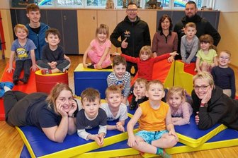 Vogtländische Firma baut die größten mobilen Bällebäder - Robert Doller (Mitte hinten) liefert europaweit - und engagiert sich vor der Haustüre. Die Kita Goldene Kindersonne Reichenbach um Leiterin Steffi Hornung (hinten) freut sich über gesponserte Matten für den Kitasport.