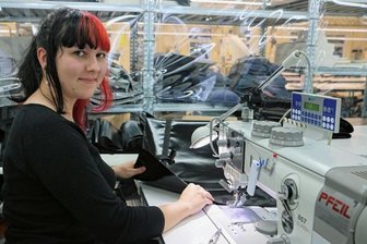 Vogtländische Firma liefert Luxus-Leder für Wohnmobile - Jenny Pulz aus Triebes hat ihre Lehre als Technische Konfektionärin mit Auszeichnung abgeschlossen.