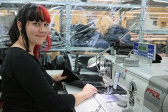 Vogtländische Firma liefert Luxus-Leder für Wohnmobile - Jenny Pulz aus Triebes hat ihre Lehre als Technische Konfektionärin mit Auszeichnung abgeschlossen.