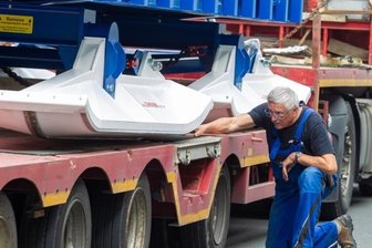 Vogtländische Firma liefert Schlitten für Antarktis - Millimeterarbeit: Roland Unger von Lehmann-UMT verlädt einen Frachtschlitten auf dem Tieflader.
