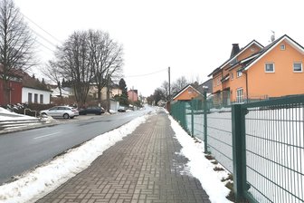Vogtländische Gemeinde asphaltiert Weg für Fußgänger und Radler - Der betroffene Abschnitt an der Oelsnitzer Straße ist etwa 600 Meter lang.