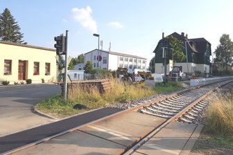 Vogtländische Gemeinde trennt sich von Grundstück am Bahngleis - Die kleine grüne Verkaufsfläche dient während der Bauarbeiten als Ablageplatz.