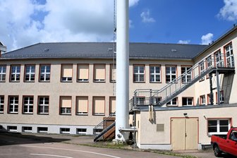 Vogtländische Grundschule bekommt neue Gas-Heizung - Warum es keine Wärmepumpe wurde - Bei der Heizungsanlage rechts im Bild gibt es bald Veränderungen.