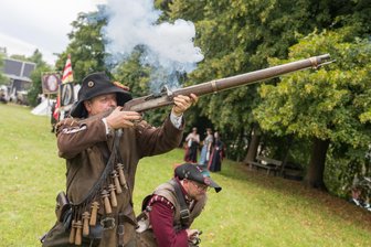 Vogtländische Kleinstadt dreht die Zeit zurück: Hunderte Besucher erleben historisches Spektakel - Da wird es schonmal laut: Beim Treuener Schlossfest werden historische Schlachten nachgestellt.
