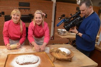 Vogtländische Konditormeisterin macht Lust aufs Backen - Konditormeisterin Grit Jahnsmüller (Mitte) beim Dreh zum aktuellen Stollen-Video. Dabei ging ihr Schwägerin Andrea, selbst Bäckermeisterin, zur Hand. Kameramann Hans Küffner produziert die Sendung.