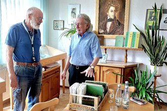 Vogtländische Literaturgesellschaft: Jubiläumsschau als Schlussakkord? - Wolfgang Hiller (links) und Dr. Frieder Spitzner mit dem Fundus zu Julius Mosen in Marieney.