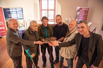 Vogtländische Mineraliensammler spenden 10.000 Euro an Krebshilfe-Stiftung von Alt-Landrat Tassilo Lenk - Tassilo Lenk, Jochen Poitz, Jürgen Fortak, Benjamin Rubner, Harald Lochau und Daniel Petri von der Oelsnitzer Kultur GmbH (von links) mit einem großen Mineralienstein. Der Verkauf der Mineralien fließt in Lenks Stiftung.