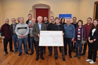 Vogtländische Mineraliensammler spenden 12.000 Euro an Krebshilfe-Stiftung von Altlandrat Tassilo Lenk - Jürgen Fortak (links) übergab Altlandrat Tassilo Lenk (rechts) einen Scheck in Höhe von 12.000 Euro für seine Stiftung Hilfe für krebskranke Kinder. Anwesend waren auch Unterstützer. 