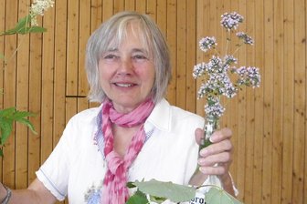 Vogtländische Mundarttage: Zehntes Treffen in Eubabrunn - Marina Gerstner ist Kräuterpädagogin und Gastgeberin der Mundarttage.
