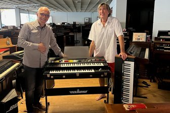 Vogtländische Musikinstrumente unter einem Dach mit Originalen von Ray Charles und Frank Zappa: Wie Vermona-Legenden ins Eboardmuseum Klagenfurt kamen - Joachim Otto (links) bei der Instrumenten-Übergabe an Museumsleiter Gert Prix.