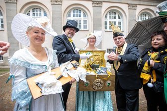 Vogtländische Narren übernehmen Plauener Rathausschlüssel - Plauens Oberbürgermeister Steffen Zenner übergab VVC-Präsident Joachim Kriester eine gut gefüllte Stadtkasse.