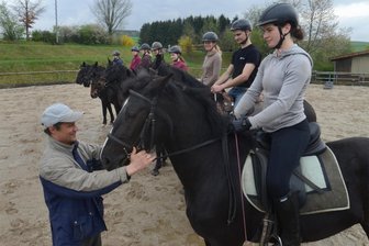Vogtländische Pferdesportler feiern 100. Geburtstag in schweren Zeiten: „In den letzten Monaten sind die Kosten explodiert.“ - Gunter Schöniger bringt in Ellefeld seinen Schülern das Reiten bei.
