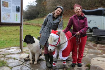 Vogtländische Pferdetherapeutin verschenkt Zeit an vier Kinder - Denise Schönrich mit Hündin Freya und Ines Seidel (rechts) mit Pony Bonny.