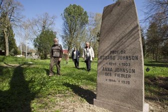 Vogtländische Räuberpistolen entlarvt: Geschichtsverein veröffentlicht historische Artikelserie neu - Das Grab von Eduard Johnson befindet sich auf dem Friedhof II in Plauen.